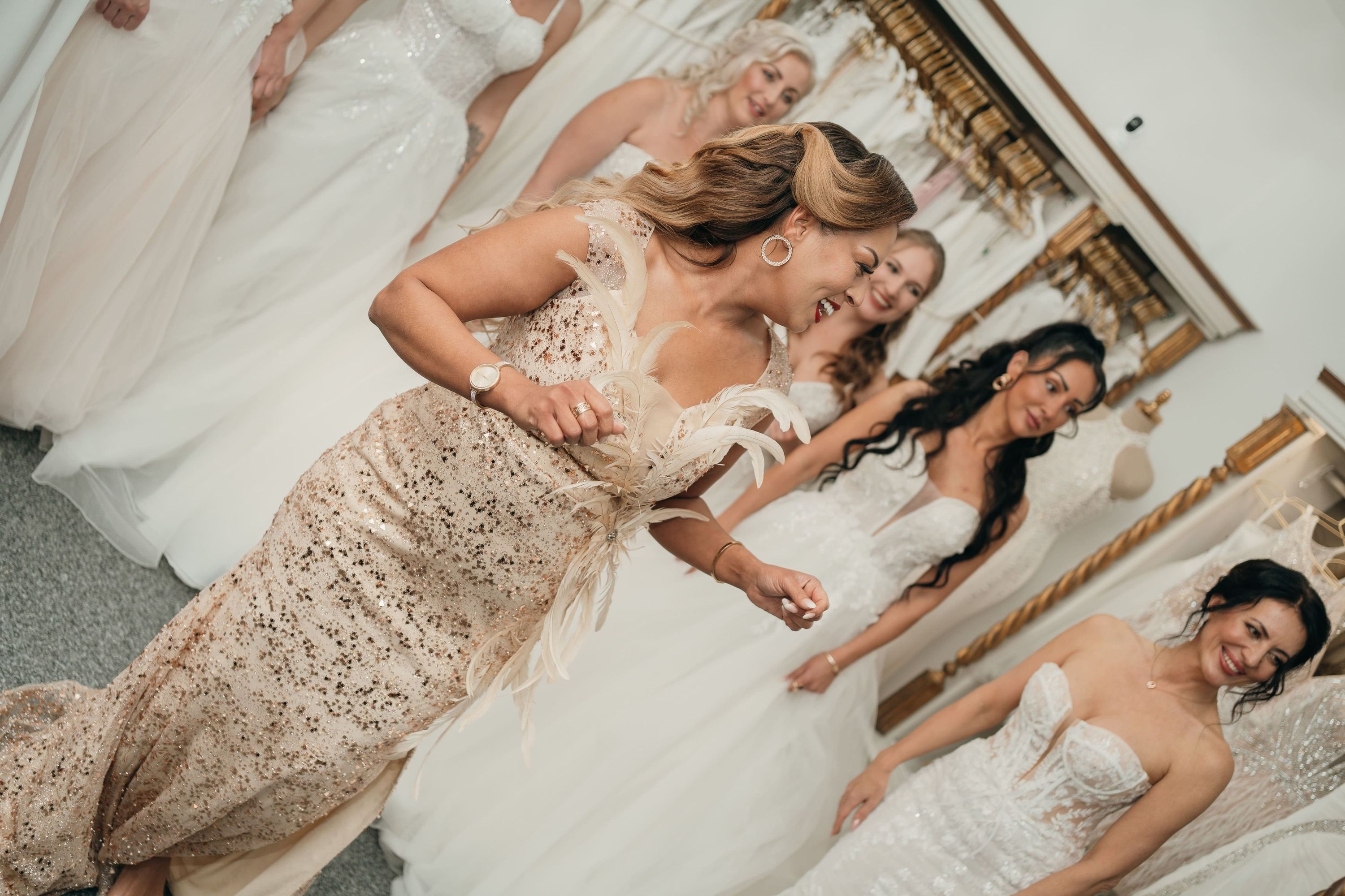 Eine Frau im Brautkleid hält einen eleganten Blumenstrauß in den Händen